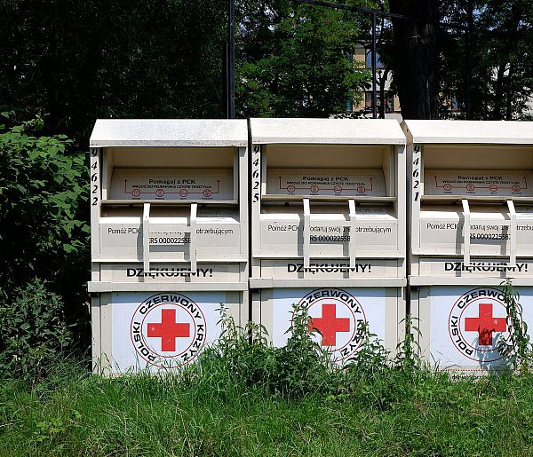 Stały w całej Polsce. Dziś kontenery PCK znikają z ulic-29399