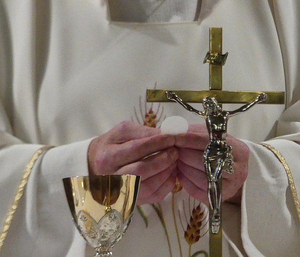 Nowa danina na Kościół? Pieniądze mają być pobierane prosto z pensji-29402