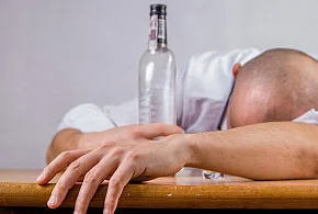 Chcą ograniczyć dostęp do alkoholu. Projekt jest już w Sejmie-30090
