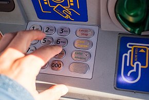 Z kont znikały pieniądze. Policja i bank badają ogólnopolski incydent-30706