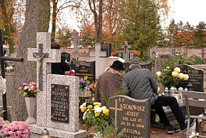 Savoir-vivre na 1 listopada. Jak się zachować podczas wizyty na cmentarzu?-30798
