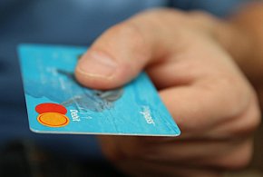 Fiskus skontroluje płatności kartą Polaków? Resort zabiera głos-31215