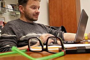 Profesor pisze na zaliczenie-31392