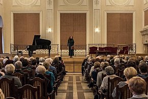 Poeta w salonie-31524