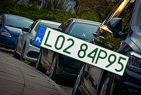 Tablice z zielonymi napisami na kolejnych autach. Nie chodzi o "elektryki"-31902