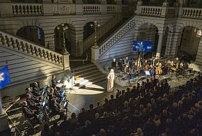 Mała święta, morderca i muzyka nowa w sądzie-32362