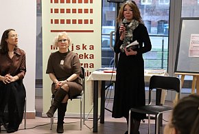 Poezja, wiosna i fotografie w miejskiej bibliotece