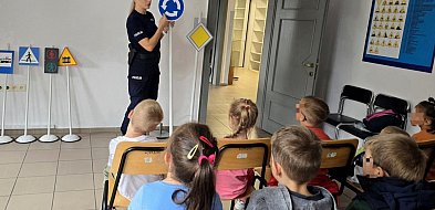 Policjanci uczą najmłodszych jak zachować się na drodze-29973