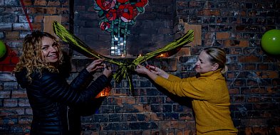 Mozaikowy krzew różany ozdobił Zaułek-30920