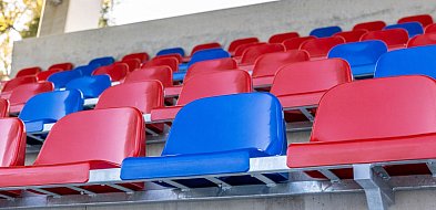 Trybuna boiska Polonii w niebiesko-czerwonych barwach-31085