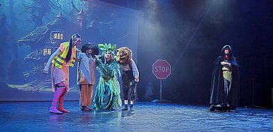 Młodzież z mundurówki wystąpiła w Teatrze Rozbark-31235