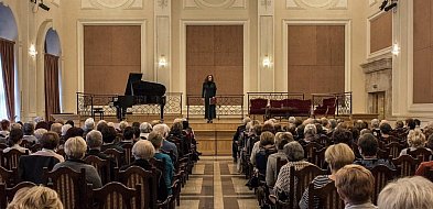 Poeta w salonie-31524