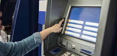 Oszust złapany przy bankomacie-32182