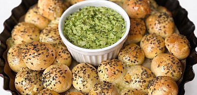 Kuleczki serowe z ubijaną bazyliową fetą-32380