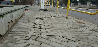 Trwają naprawy wybrzuszeń na chodnikach
