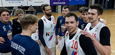 Liderzy zagrali na remis pod koszem