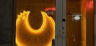 W Bytomiu świeci kolejny neon. Tym razem żółty kurczak