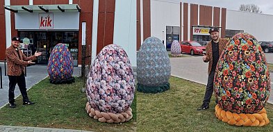 Gigantyczne jajka wielkanocne (z Bytomia) stanęły przy parku handlowym