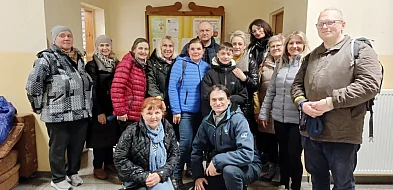 Pieszo i na rowerach z krzyżem przez miasta