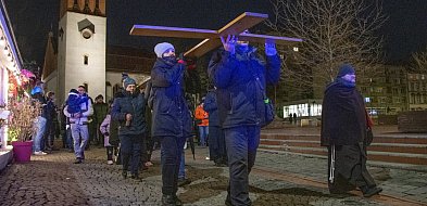Szli z krzyżem przez miasta drogą 14 stacji