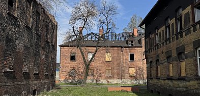 Spalony pustostan w Bobrku wyremontuje fundacja