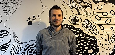 Tancerz prowadzi zajęcia ruchowe na oddziale psychiatrycznym