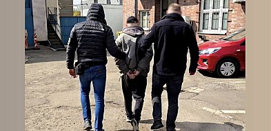 Leżał na poboczu jezdni. Po otrzymaniu pomocy zaatakował ratowników