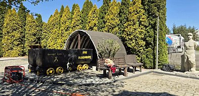 Emeryci górniczy remontują kapliczkę, bo im się chce