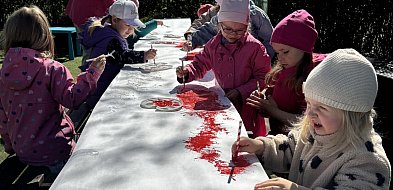 Bytomskie przedszkolaki w akcji „Tworzymy Najdłuższą Flagę Polski”
