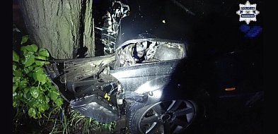 Groźny wypadek w Radzionkowie. Nocną jazdę BMW zakończyło na drzewie