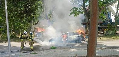 Seniorka wzywała pomocy, a auto płonęło na drodze