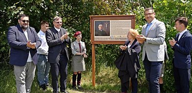 Tablica na Szkale przypomina o wyjątkowym księdzu