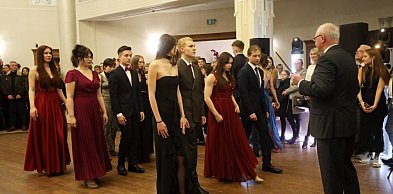 Tradycyjna szkolna uroczystość czy święto lansu?