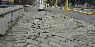 Trwają naprawy wybrzuszeń na chodnikach