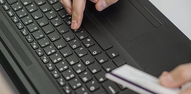 Niby instalator, a złodziej