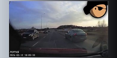 Bandyci Drogowi publikują nagranie z Bytomia. Kierowca wyprzedzał poboczem