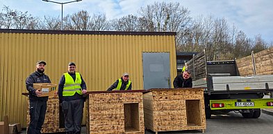 Osadzeni i strażnicy zrobili budy dla psów ze schroniska