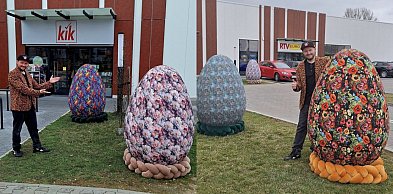 Gigantyczne jajka wielkanocne (z Bytomia) stanęły przy parku handlowym