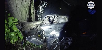 Groźny wypadek w Radzionkowie. Nocną jazdę BMW zakończyło na drzewie
