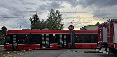 Zbagatelizował STOP i wjechał prosto pod tramwaj