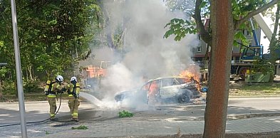 Seniorka wzywała pomocy, a auto płonęło na drodze