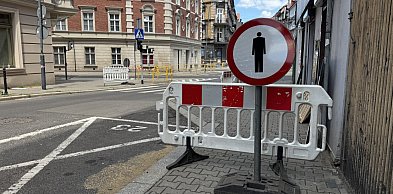 Zamknięty chodnik i wyłączone przejścia dla pieszych w Śródmieściu