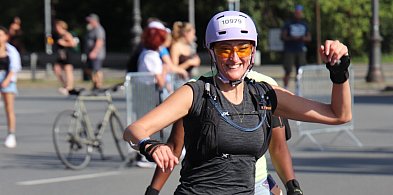 Pani psycholog śmiga na rolkach-30214
