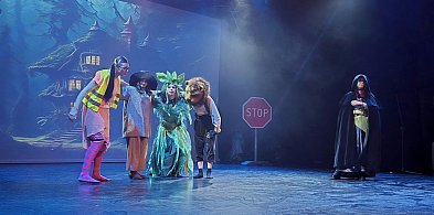 Młodzież z mundurówki wystąpiła w Teatrze Rozbark-31235