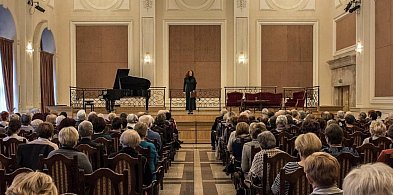 Poeta w salonie-31524