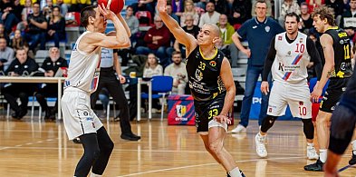 Dramatyczne derby pod koszem z pięknym zakończeniem