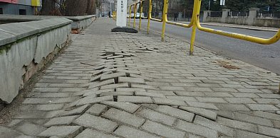 Trwają naprawy wybrzuszeń na chodnikach