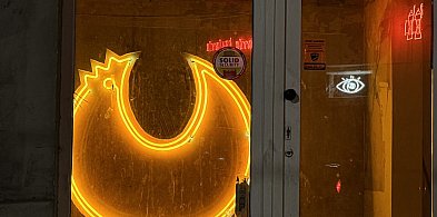 W Bytomiu świeci kolejny neon. Tym razem żółty kurczak