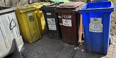 Omijał śmietniki, a odpady porzucał nielegalnie. Teraz musi je posprzątać