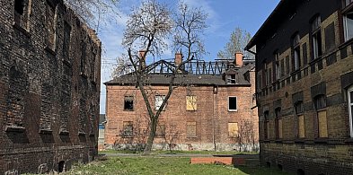 Spalony pustostan w Bobrku wyremontuje fundacja